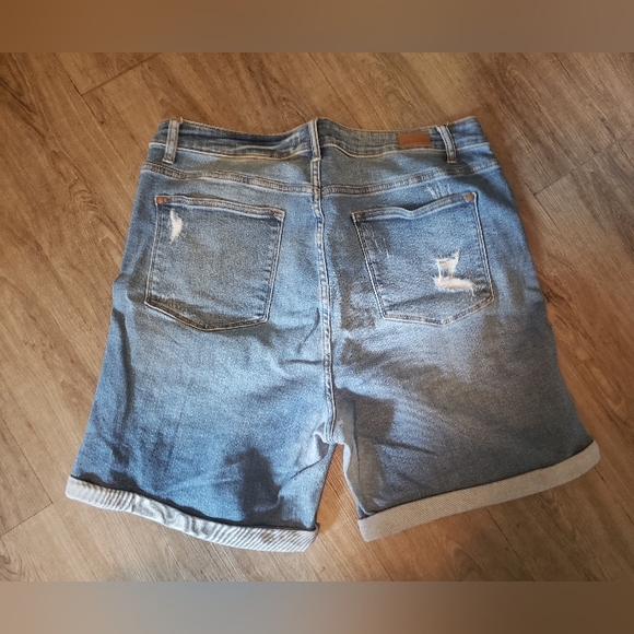 Judy Blue distressed shorts size 3XL - Picture 2 of 4